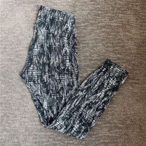 Lululemon InStill high rise tight 25” - Picture 2 of 2